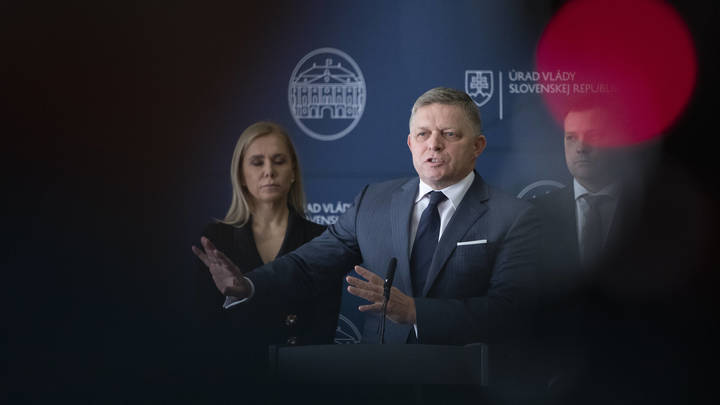 Покушение на премьера Словакии: Кому выгодно - первые мнения