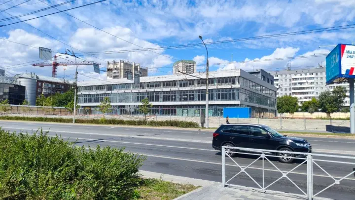 Эпоха уходит: в Новосибирске начали демонтаж легендарного ЦУМа