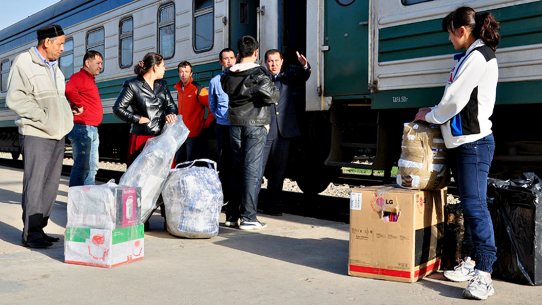 Ввоз в узбекистан. Гастарбайтеры поезд. Узбекистан мигрант поезд. Миграция Узбекистан. Завоза Узбекистана.