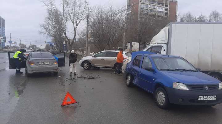 В Новосибирске 12-летний мальчик получил травму головы при столкновении трёх машин
