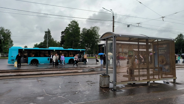 Восьмилетнюю девочку едва не убило током от автобусной остановки в центре Петербурга. Что произошло?