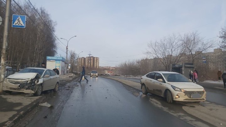 В Новосибирске Hyundai столкнулся с другим автомобилем и сбил девушку на тротуаре