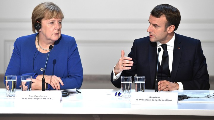 Мимими большой политики: Неловкий момент в общении Макрона и Меркель сняли на видео