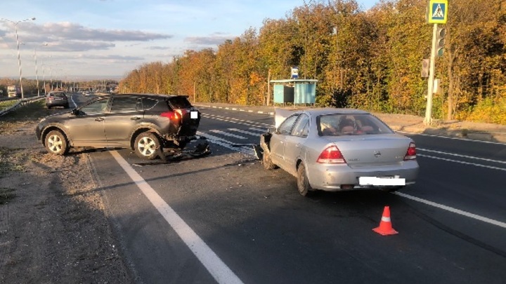 На трассе М-5 в Самарской области Nissan протаранил Toyota Rav 4. Двое пострадали
