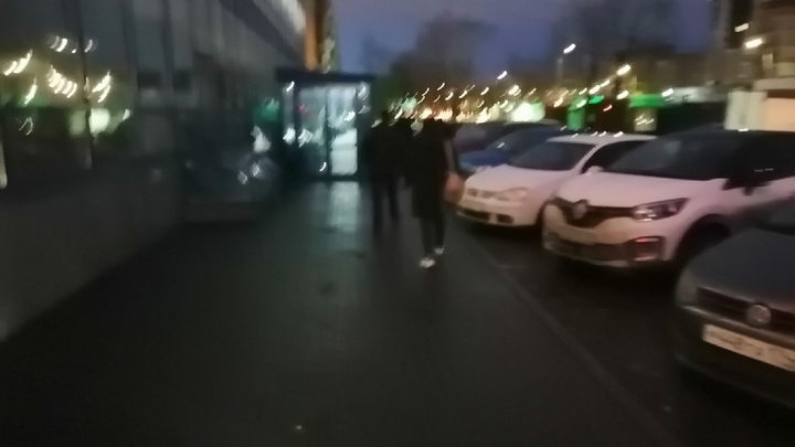Подросток на глазах у продавцов вынес 9 телефонов из челябинского салона связи