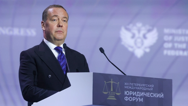 Мирный договор отменяется? Медведев заявил о серьёзной юридической проблеме для его заключения