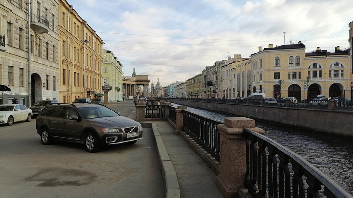 В центре Петербурга балкон примотали металлической лентой, чтобы не рухнул на пешеходов