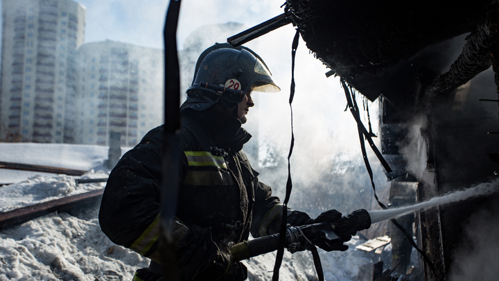 В Новосибирской области массовая драка закончилась сожжением автомобиля BMW