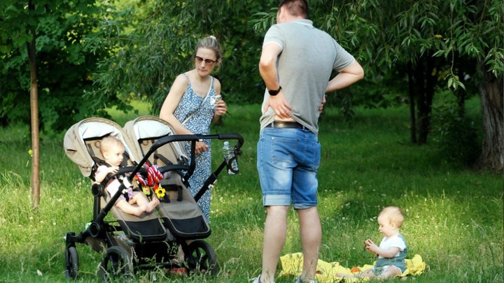 Семьи с двумя детьми могут стать многодетными. Предложение обсудит Госдума