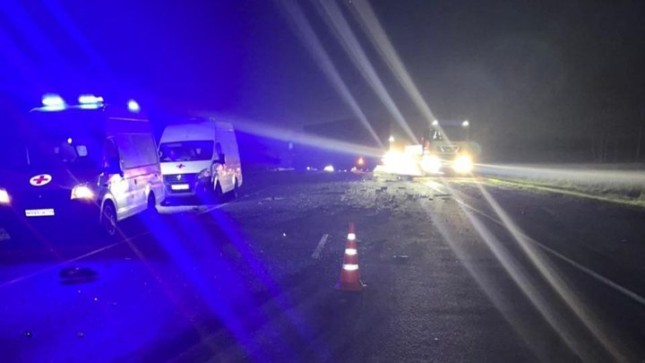 Два человека погибли в столкновении легковушки и грузовика в Новосибирской области