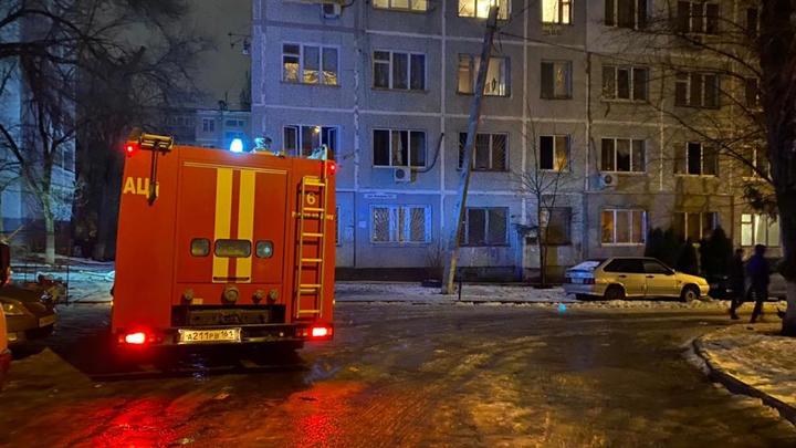 В Ростове в пожаре в пятиэтажке на улице Комарова сгорели два человека