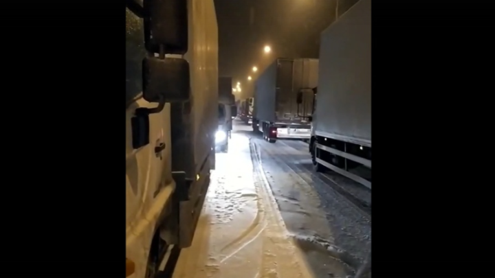 На М-5 под Челябинском фуры встали — пробки растянулись на километры