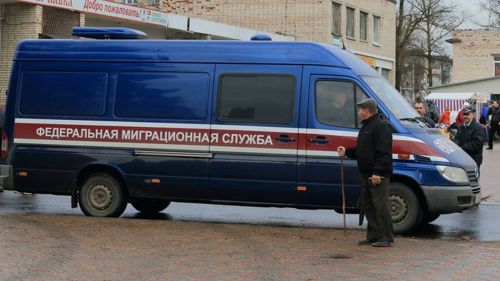 Поработал - и домой. Актёр Батурин дал простой рецепт эффективной миграционной политики
