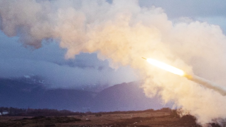 Взрывы в Мариуполе: Очевидцы засняли вспышки огня