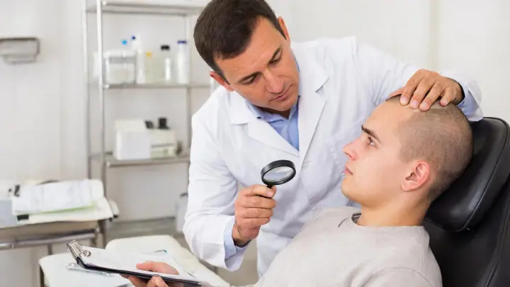 Облысение – тоже от нервов: Врач назвала три причины проблем с волосами. Исправить можно почти всё