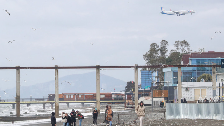 20 самолётов не смогли приземлиться в Сочи: Сотни пассажиров застряли в аэропорту, рейсы задерживаются