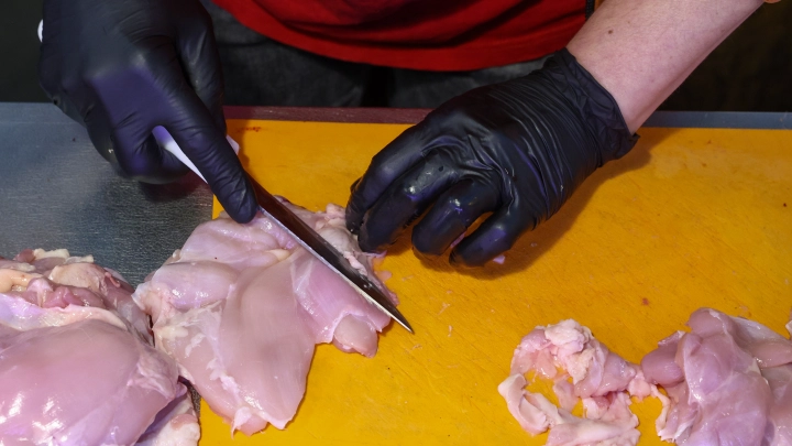 Мытье сырой курицы признали опасной и бесполезной процедурой