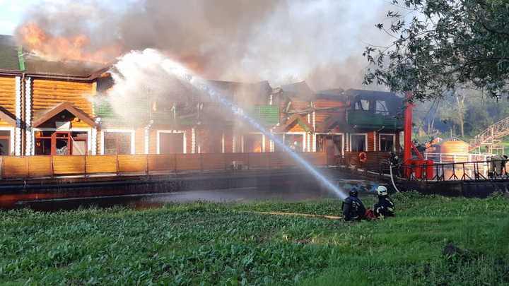 «Плавучие» бани горели на Гребном канале в Нижнем Новгороде