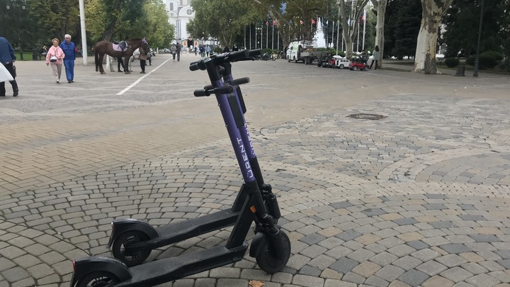 В Краснодаре двое молодых людей сбили на электросамокате ребенка