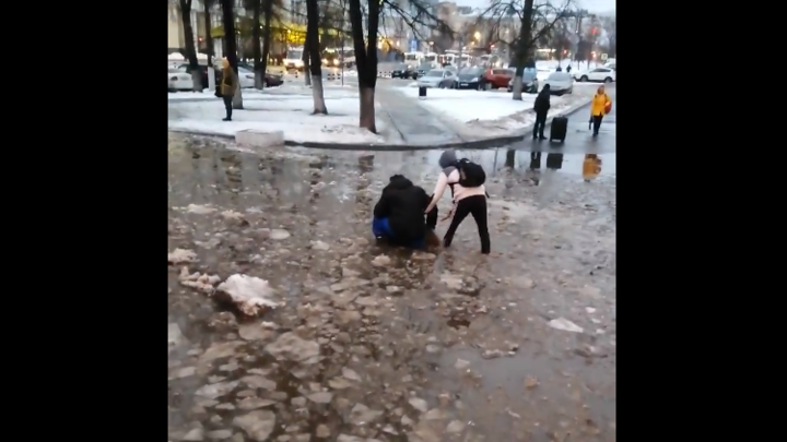 Пожилой житель Коломны чуть не утонул в луже у станции