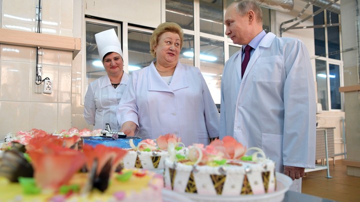 Соленые грибы, космический торт и икона Казанской Божьей Матери: Что Владимиру Путину дарили самарцы