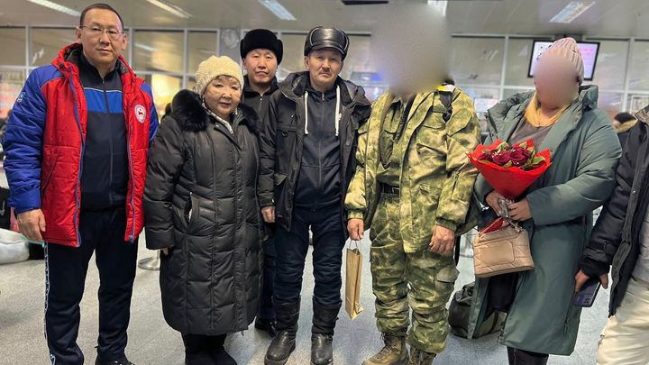 Первые лица Якутии встретили вернувшихся из зоны СВО военнослужащих