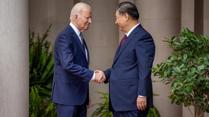 Байден собрался встретиться с Си на закате президентства - WP