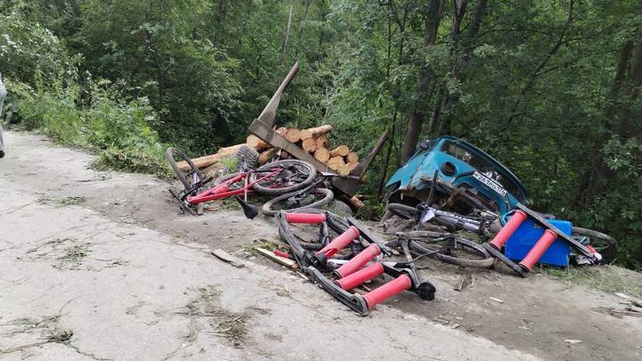 Под Кыштымом лесовоз сбил шестерых велосипедистов