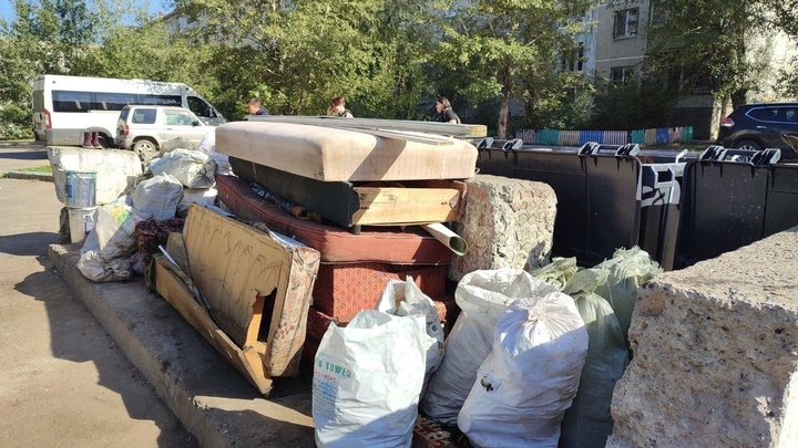 Куча мусора около газгольдера угрожает жильцам дома в Чите