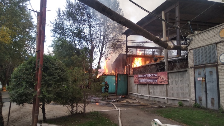 В Челябинске на улице Кожзаводской вспыхнул ангар с древесиной