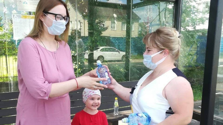 В Подмосковье в автобусах и на остановках раздали 6000 бутылок воды
