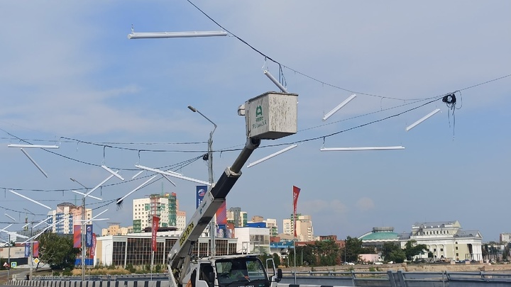 На мостах через Миасс в центре Челябинска монтируют праздничную подсветку