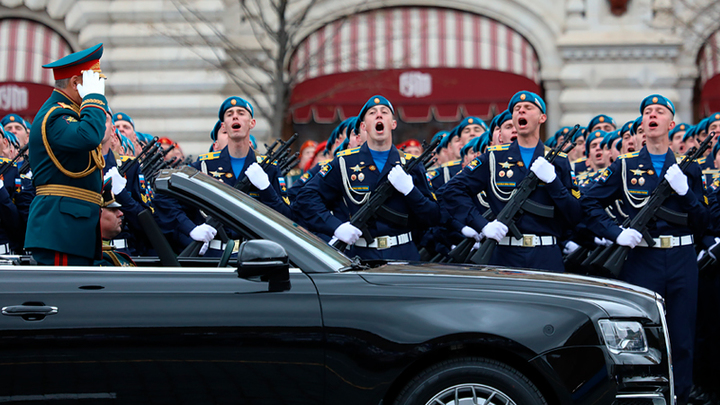 Искренне и истово – парад в честь нового национального праздника России
