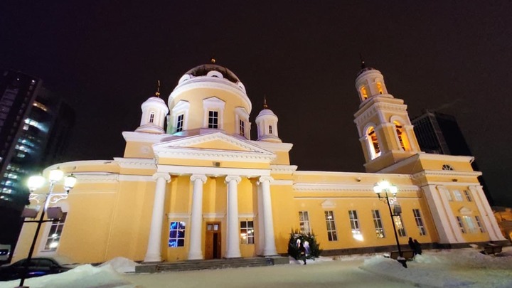 На Рождественской службе в Екатеринбурге мэра Орлова заметили рядом с олигархом