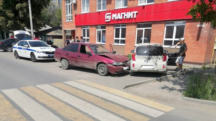 В Батайске водитель скончался за рулём и протаранил авто на парковке