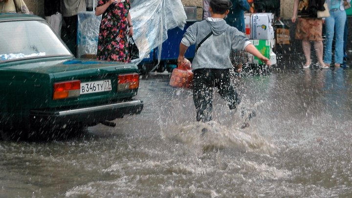 Челябинск по колено в воде: прошедший ливень затопил улицы мегаполиса