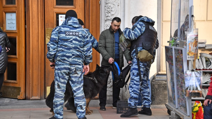 Вдруг в лифчик что-то спрятала: посетителей слушания по делу ЮГК досматривают, как террористов