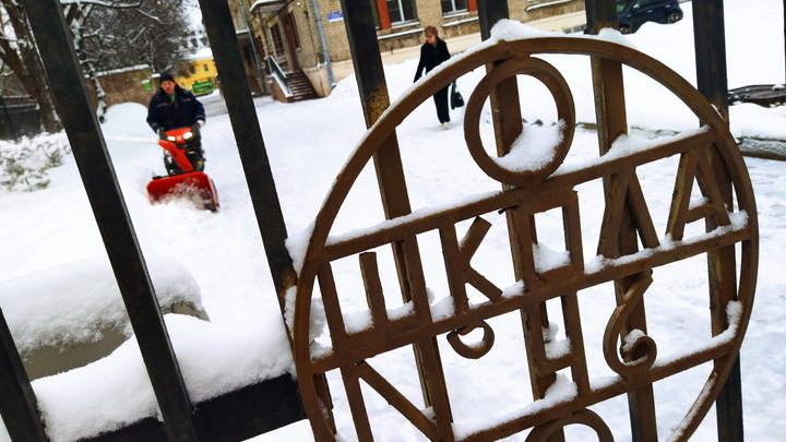 В школах нет мест: родители с полуночи занимали очередь, чтобы записать ребёнка в первый класс