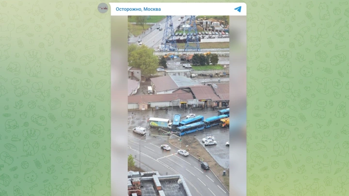 В Москве водитель грузовика умер за рулём и врезался в пассажирские автобусы
