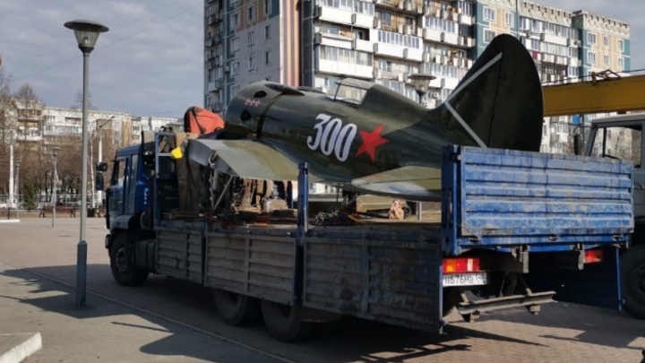 В сквере Жукова в Новокузнецке приземлился самолет