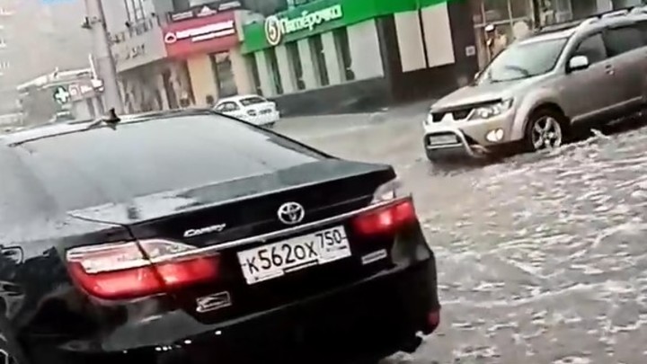 Дорожно-стихийное бедствие: Гигантские пробки сковали Новосибирск после ливня