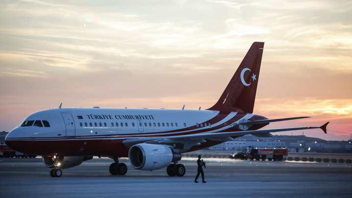 Еды нет, кругом мусор: Как туристы из России третьи сутки выживают в турецком аэропорту