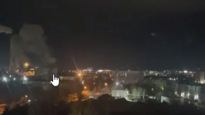 Взрывы в момент падения обломков БПЛА на территорию Орловской ТЭЦ попали на видео