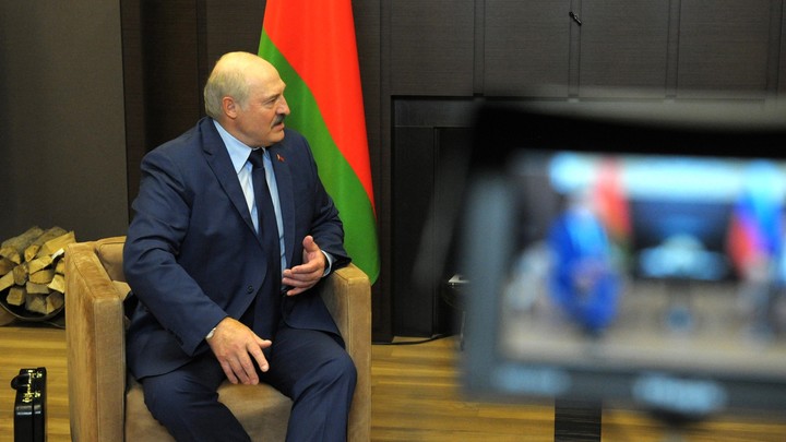 Эйсмонт рассказала, почему Лукашенко ходит без маски