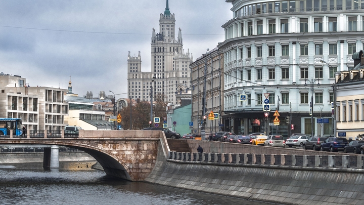 Мигрант с наркотиками пытался уплыть от полиции в Москве