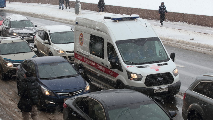 На трассе в Свердловской области при лобовом столкновении двух автомобилей погиб человек