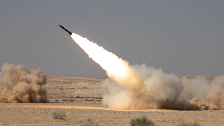 Поставки Украине дальнобойных ракет для HIMARS могут занять до девяти месяцев – Bloomberg