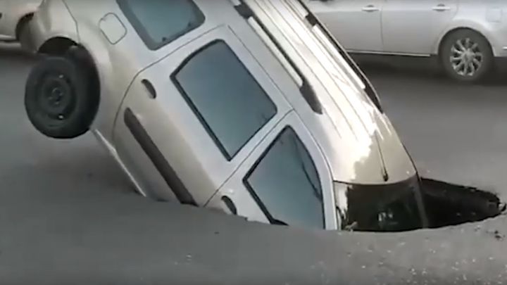Она проваливается! Ужас!: Компот из Калины в Астрахани попал на видео