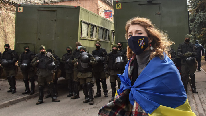 Украинцы сожгли флаг России в поддержку Белоруссии. В Минске от такой поддержки открестились