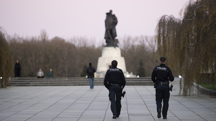 Берлинская полиция усилила защиту русского памятника: В Трептов-парке снова побывали вандалы